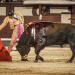 El Galo ejecutando un derechazo en la nocturna de Las Ventas / Plaza 1