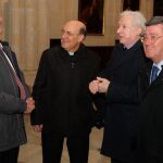 El presidente del Patronato de la Fundación VIII Centenario de la Catedral. Burgos 2021, monseñor Fidel Herráiz Vegas (2I), charla con el presidente de la Coorporación de RTVE, José Antonio Sánchez (I), el vicepresidente de la Fundación VIII Centenario de la Catedral. Burgos 2021, Antonio Méndez Pozo (2D), y el presidente de la Diputación de Burgos, César Rico (D)