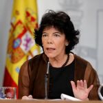 La portavoz del Gobierno, Isabel Celaá, durante la rueda de prensa posterior al Consejo de Ministros en el Palacio de La Moncloa. EFE/JuanJo Martín