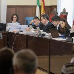 Tanto PP como Ciudadanos y Podemos reiteraron ayer que la Junta debe aclarar si está pagando la defensa de los ex altos cargos acusados en el «caso ERE», ya que, hasta la fecha, se ha limitado a señalar que están en su derecho de solicitar el abono. En la imagen, los representantes de las acusaciones tanto popular como pública