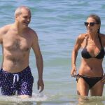 El presentador Ramón García y Patricia Cerezo durante unas vacaciones en Cádiz / Gtres
