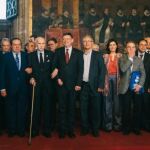 Kike Taberner. Foto de familia del jurado de los Premios Jaume I con la presencia del profesor Santiago Grisolía, impulsor de los galardones