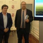 El presidente de la Diputación, Francisco Vázquez, junto al alcalde de Cuéllar, Jesús García; el componente del Nuevo Mester de Juglaría, Fernando Ortiz; y el diputado José Luis Sanz Merino