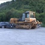 Las excavadoras reducen a chatarra los coches incautados