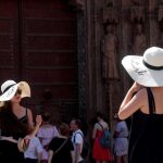 Dos turistas asiáticas recorren el casco antiguo de Valencia / Efe