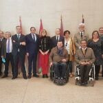 El consejero de Sanidad, Antonio María Sáez Aguado, y el presidente de Aspace Castilla y León, Luis Ángel Pérez Sotelo, junto a algunos de los participantes en las jornadas
