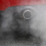 Un coche contaminando en una calle de Londres, en una imagen de archivo