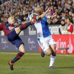 El centrocampista del Eibar, Rubén Peña, intenta despejar el balón ante el delantero holandés del Leganés, Nordin Amrabat