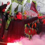 Los trabajadores ferroviarios, durante las protestas de ayer en París