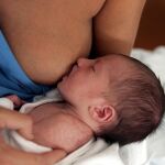 La obstrucción de conductos y las grietas son factores evitables ya que suelen ser consecuencia de una mala succión o de un mal agarre del bebé al pecho que impide su vaciado