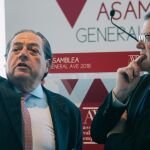 El presidente de AVE, Vicente Boluda, ayer junto al jefe del Consell, Ximo Puig, que asistió a la Asamblea de la organización