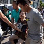 Policías de paisano arrestan a una mujer cerca de la Embajada de Estados Unidos en Pekín (China) / Foto: Efe