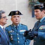 El delegado del Gobierno, Enric Millo, junto a dos guardias civiles.