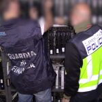 Dos agentes analizan la compleja red de ordenadores, servidores y descodificadores