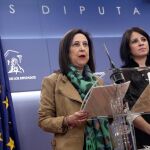 La vicesecretaria general del PSOE, Adriana Lastra (d), y la portavoz del grupo socialista en el Congreso, Margarita Robles.