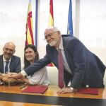 La consellera de Sanidad, Carmen Montón (tercera por la izquierda) y los presidentes de los tres Colegios de Farmacéuticos, en abril del año pasado tras la reunión en la que se trató el proyecto Resi-EQIFar