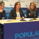 La vicesecretaria del PPCV, Elena Bastidas, la diputada María José Català y la senadora Susana Camarero