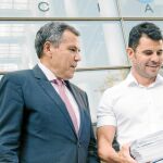 Javier Santos y su abogado, Fernando Osuna, a la salida de los juzgados de Valencia, donde está presentada la demanda de paternidad. Foto: Kike Taberner