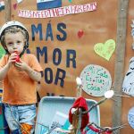 Un niño junto a varias pancartas contra las deportaciones en una marcha celebrada en Manhattan el pasado jueves