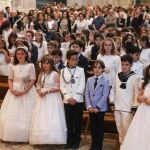 Los niños que toman la Primera Comunión y sus familias llenan la Catedral de Valladolid el día del Corpus Christi