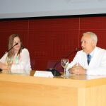 En la gráfica, los doctores Sergio J. Amores y Esther Navarro, que impartieron las conferencias sobre la influencia de la mente en los procesos obstétricos en el que participaron 250 matronas