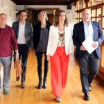 El presidente de la Diputación de Valladolid, Jesús Julio Carnero, la presidenta de los empresarios, Ángela de Miguel, y los sindicalistas Gonzalo Franco (CCOO) y Nuria González (UGT), antes de firmar el acuerdo