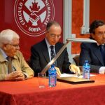 Juan Ignacio Tello Bellosillo imparte la conferencia junto al conde de Ripalda, Amalio de Marichalar, y el doctor Juan Manuel Ruiz Liso.