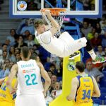 Luka Doncic se cuelga del aro del Herbalife Gran Canaria. El esloveno sólo anotó cuatro puntos en el primer partido de semifinales / Efe