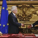 Sergio Mattarella estrecha la mano al nuevo primer ministro Giuseppe Conte durante la ceremonia de toma de posesión del nuevo Gobierno de Italia. (AP Photo/Gregorio Borgia)