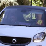 El presidente de Cantabria, Miguel Ángel Revilla, a su llegada esta mañana en el Palacio de La Moncloa en Madrid para ser recibido por presidente del gobierno Pedro Sánchez, en un vehículo eléctrico de un amigo personal que lo ha trasportado con motivo de la huelga de taxis.- EFE/Zipi