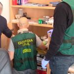 Varios agentes de la Guardia Civil, durante uno de los registros