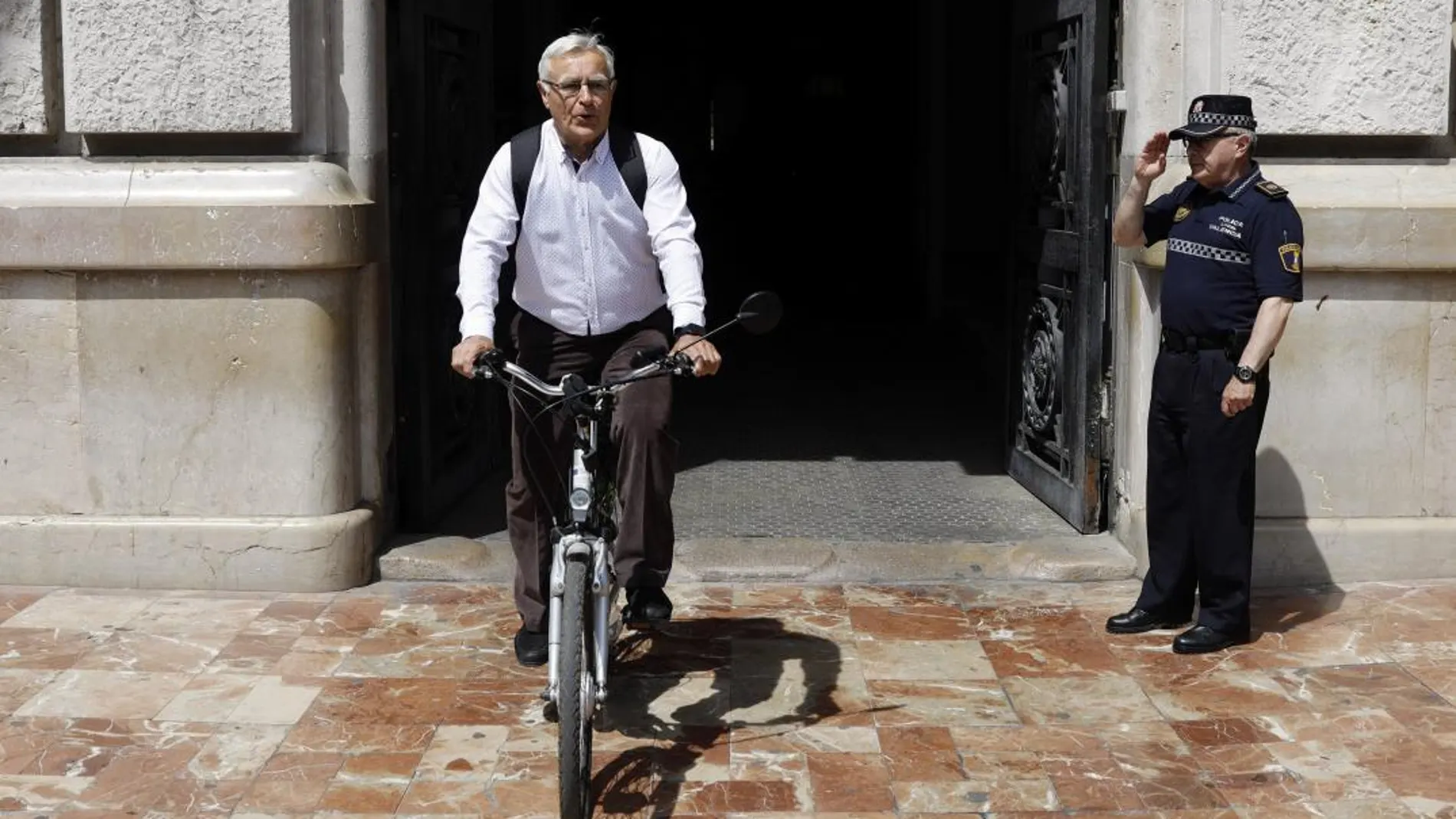 Joan Ribó sigue sin publicar las actas municipales en castellano