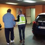 Imagen de un agente custodiando al detenido