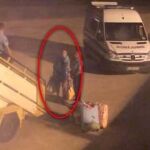 Imagen del pasajero en el momento en el que fue desalojado en Faro