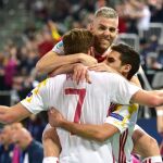Pola (c) de España celebra un gol ante Kazajistán