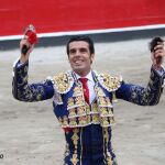 Emilio de Justo con las dos orejas que ha cortado al segundo toro de su lote / @MundilloTaurino