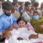 Los seres queridos de la familia asesinada el lunes por los terroristas lloran a sus muertos, ayer, en Quetta (Pakistán)