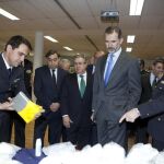 El Rey Felipe acompañado por el ministro del Interior, Juan Ignacio Zoido, entre otras autoridades, durante la visita realizada hoy a las instalaciones de la Brigada Central de Estupefacientes de la Policía Nacional con motivo de su 50 aniversario