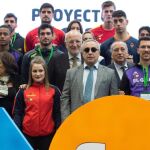 Los hermanos Juan y Fernando Roig, en segund&lt;a fila de la gráfica, posan junto con el presidente del COE, Alejandro Blanco, y un grupo de deportistas becados por la Fundación Trinidad Alfonso