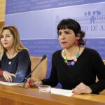 Las diputadas andaluzas de Podemos Carmen Lizárraga y Teresa Rodríguez, en la Cámara autonómica