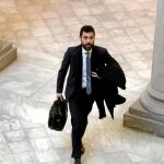 El presidente de la Cámara catalana, Roger Torrent, ayer a su salida del Parlament donde lleva semanas negociando con sus socios las diferentes fórmulas de investidura