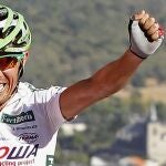 El ciclista del Katusha, Joaquín 'Purito' Rodríguez, celebra su llegada en primera posición a la meta de la octava etapa de la Vuelta Ciclista a España disputada entre Talavera de la Reina (Toledo) y San Lorenzo del Escorial (Madrid). EFE/José Manuel Vidal