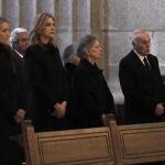 La infanta Cristina (2d), y la Infanta Elena (i), durante la misa por don Juan de Borbón en el 25 aniversario de su muerte