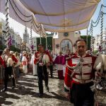 A la izquierda, la Custodia de Arfe abandona la plaza de San Francisco tras pasar por la portada efímera que recrea la fachada de la parroquia del Cerro. Arriba, baile de los seises, el paso de las santas Justa y Rufina y miembros de la Real Maestranza de Caballería (Fotos: Manuel Olmedo)
