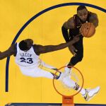 Draymond Green (i) de Golden State Warriors en acción ante LeBron James (d) de Cleveland Cavaliers durante el primer partido de la final de la NBA entre Golden State Warriors y Cleveland Cavaliers, en Oakland, California / Efe