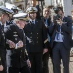 Don Felipe y don Juan Carlos en el Juan Sebastián Elcano junto a María Dolores de Cospedal