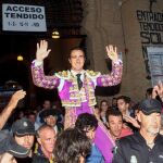El Fandi saliendo a hombros por la Puerta Grande granadina / EFE