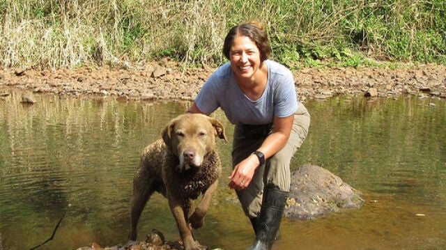 La investigadora Karen DeMatteo y el perro llamado Train tienen una misión: preservar el hábitat de varias especies de carnívoros en los bosques de Argentina / Cortesía de Karen DeMatteo