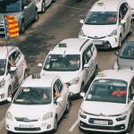 El momento más crítico de la jornada de huelga en la Comunitat se vivió en torno a mediodía: los taxis bloquearon la calle Colón para manifestarse frente a Delegación de Gobierno (KIKE TABERNER)