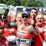 Jorge Lorenzo celebra con los miembros del equipo su primera victoria en más de un año/ Ap